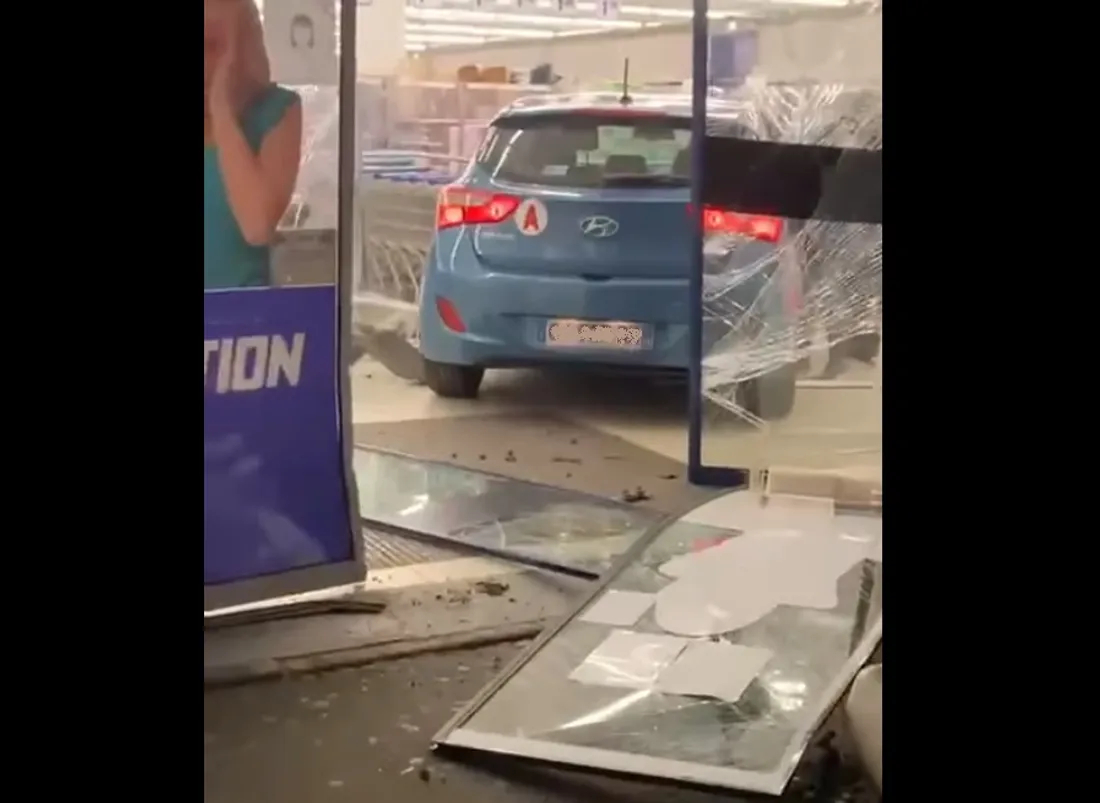 La voiture s'est immobilisée à l'intérieur du supermarché